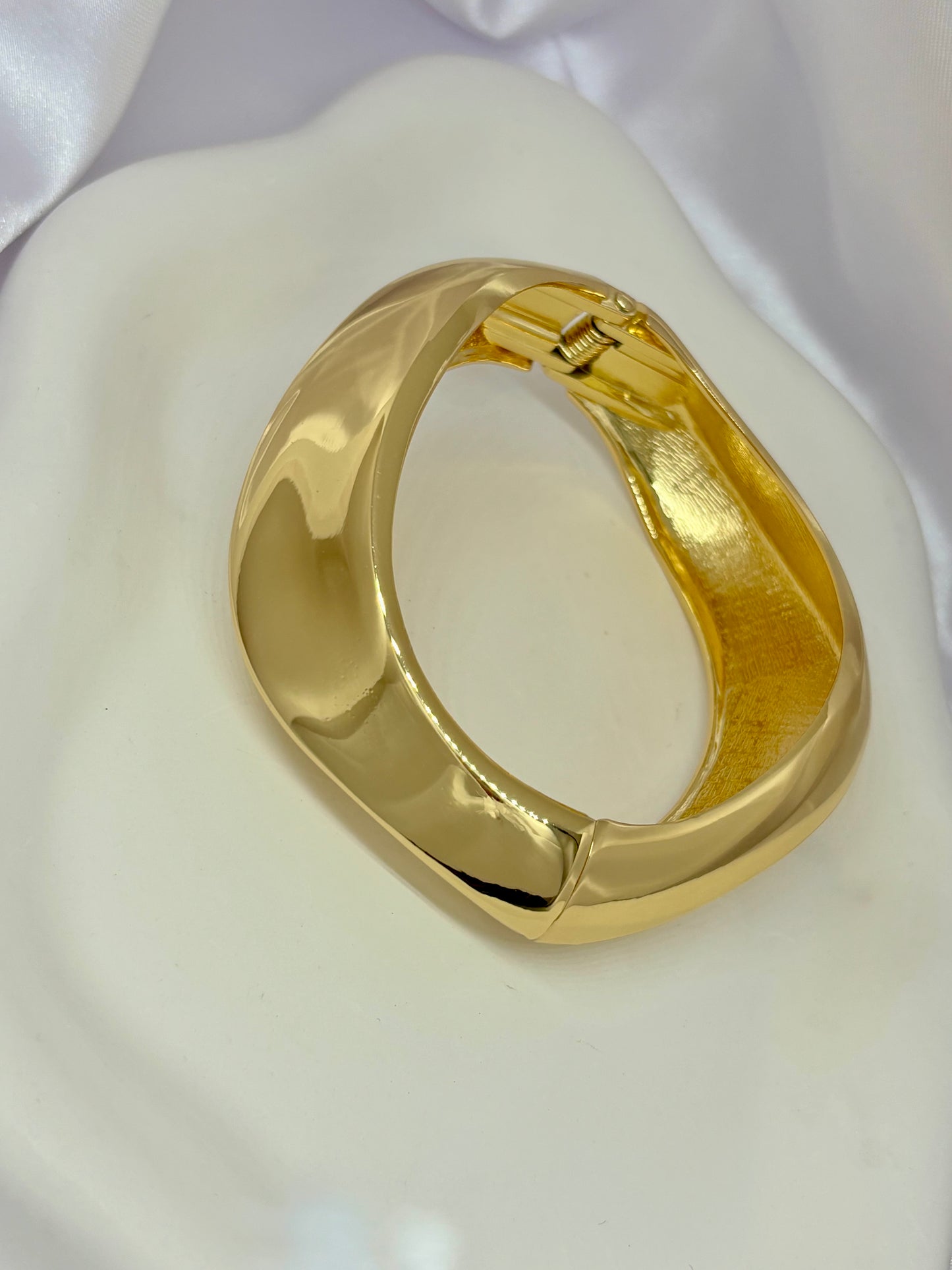 Bella Classic Golden Handcuff