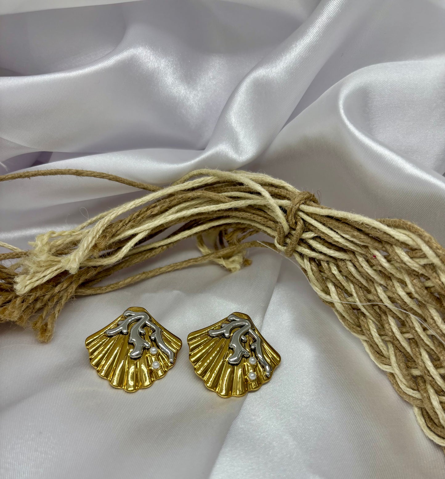 Duo Pearl Ballet Shell Earring