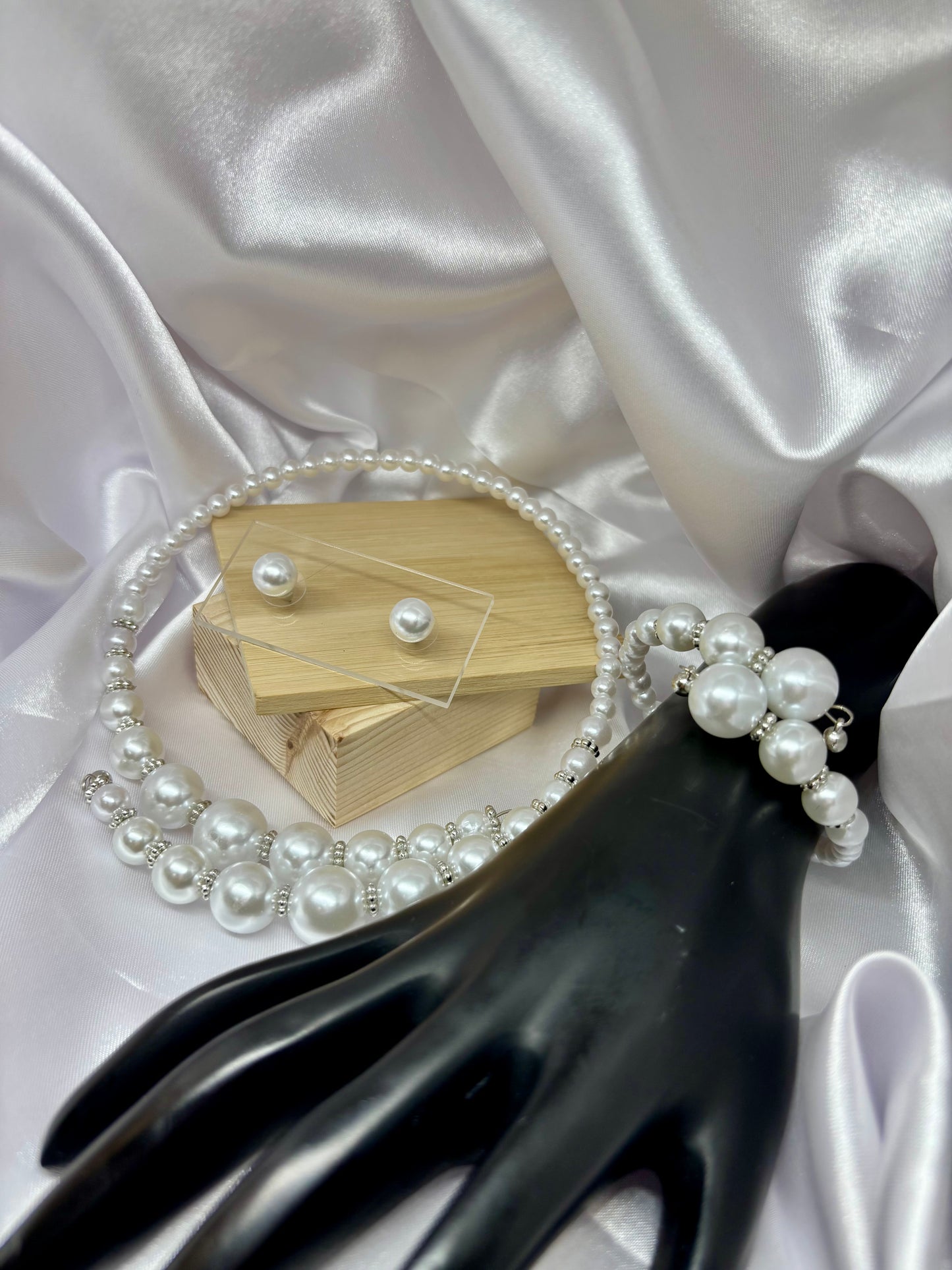 Queen Pearl Choker Set